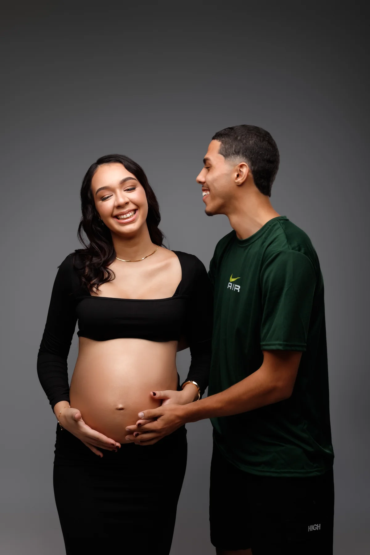 Casal em ensaio gestante, com fundo cinza